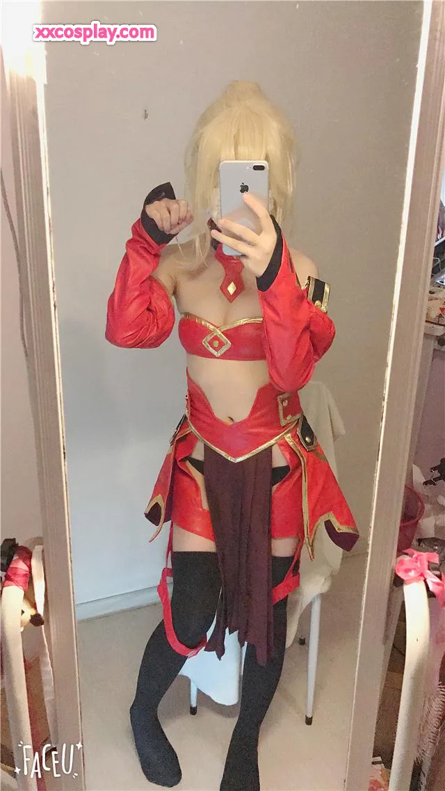 Shoujo Eiga ในชุดเกราะรบสีแดงของ Mordred คอสเพลย์เซลฟี่